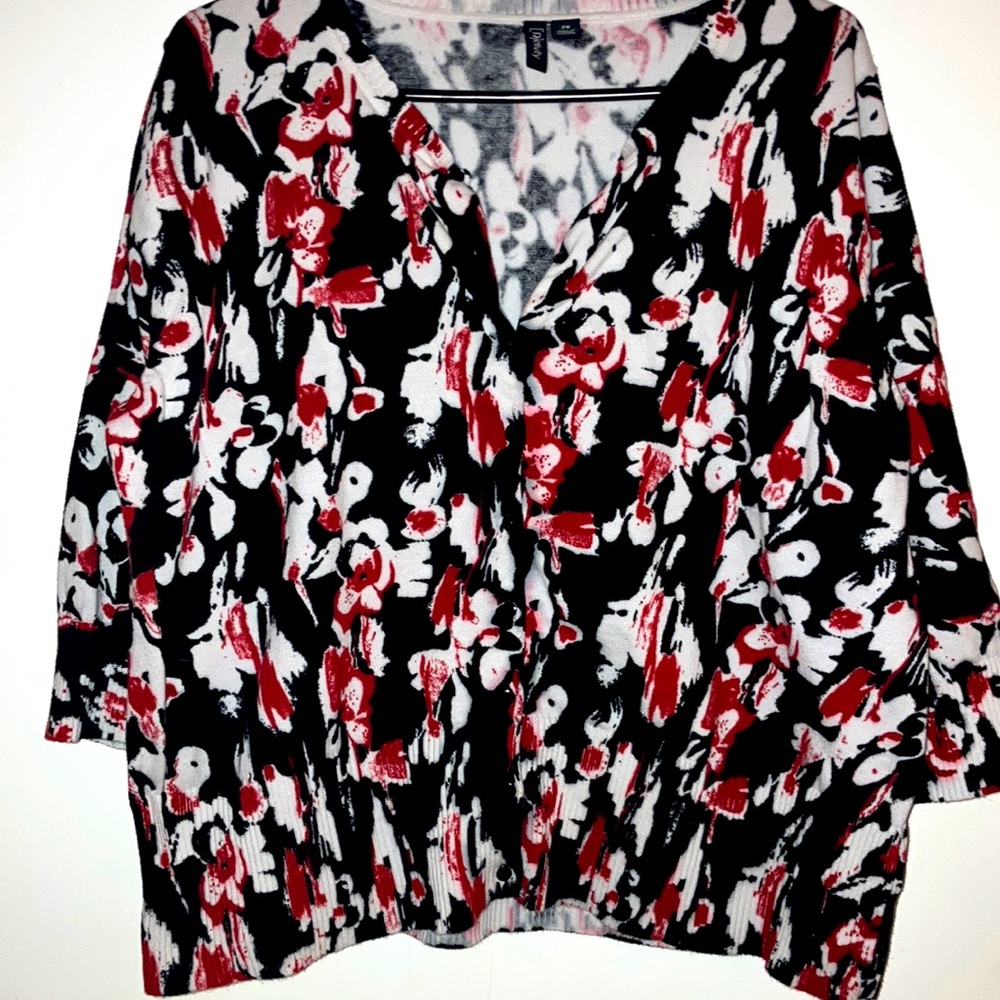 Sz 2x red and white on black flower print cardigan.